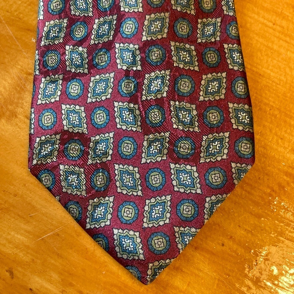 Boston Traders Mens Burgundy Geometric Medallion 100% Silk Necktie Made in USA - Picture 6 of 10